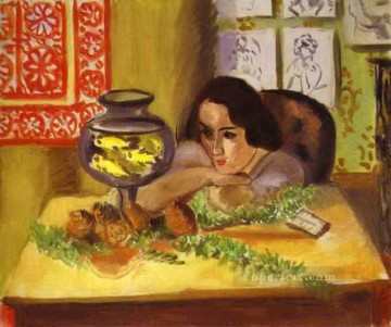 アンリ・マティス Painting - 水族館前の女性 1921 年抽象フォービズム アンリ・マティス